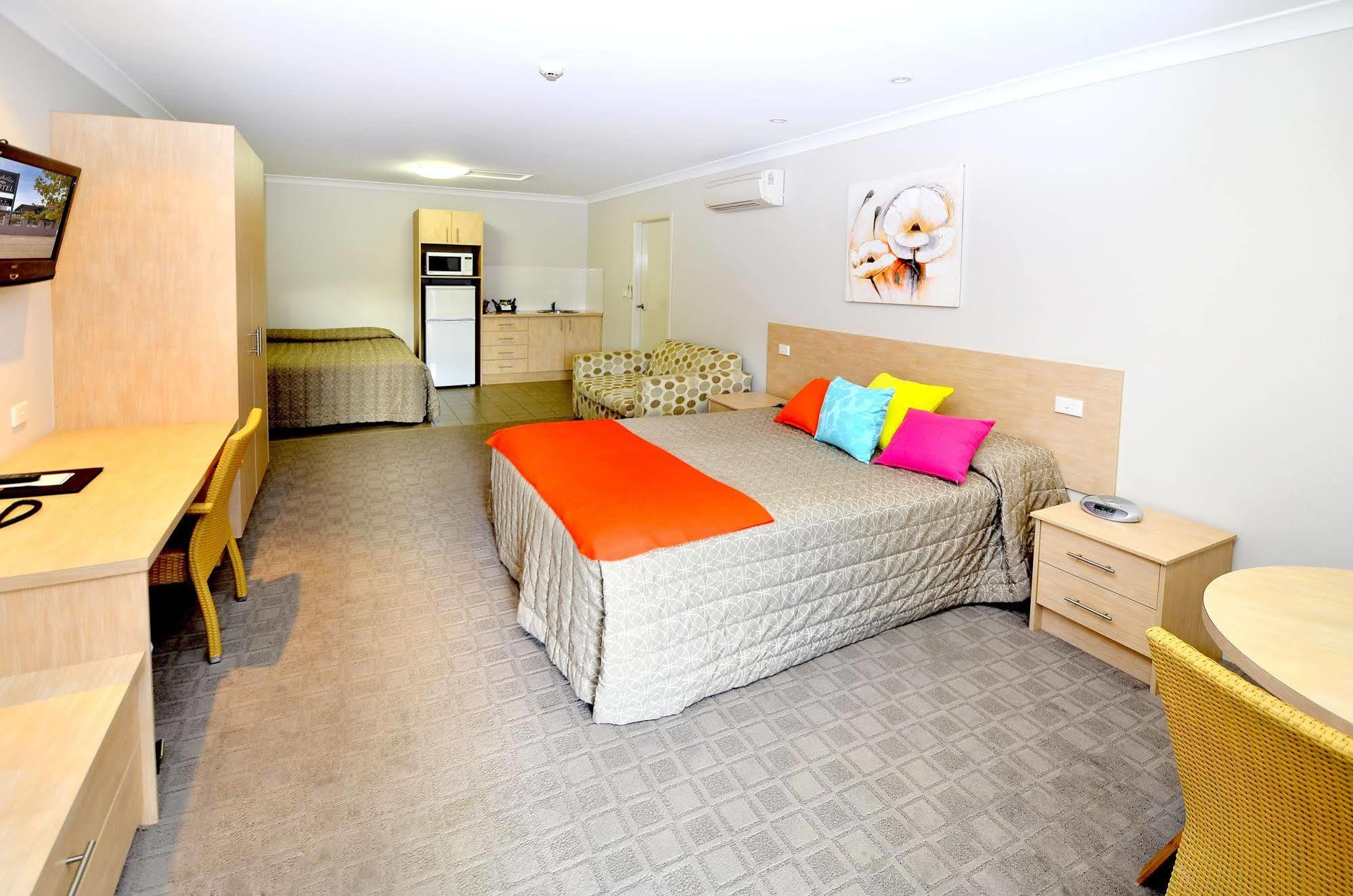 แม็กเคลลาร์ โมเทล Motel กันดาห์ ภายนอก รูปภาพ